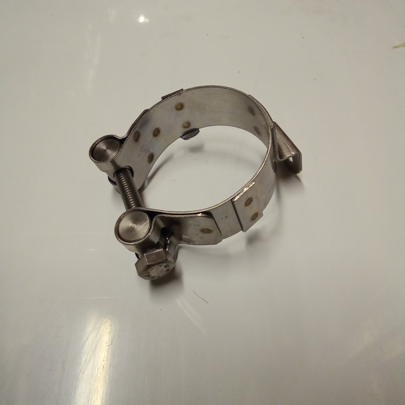 RH EXHAUST MANIFOLD CLAMP (#883293)